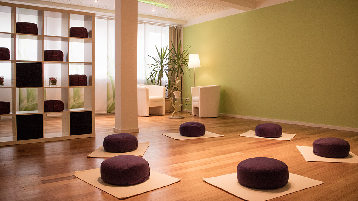Ruhiger Meditationsraum mit Sitzkissen im Sampurna Seminarhaus