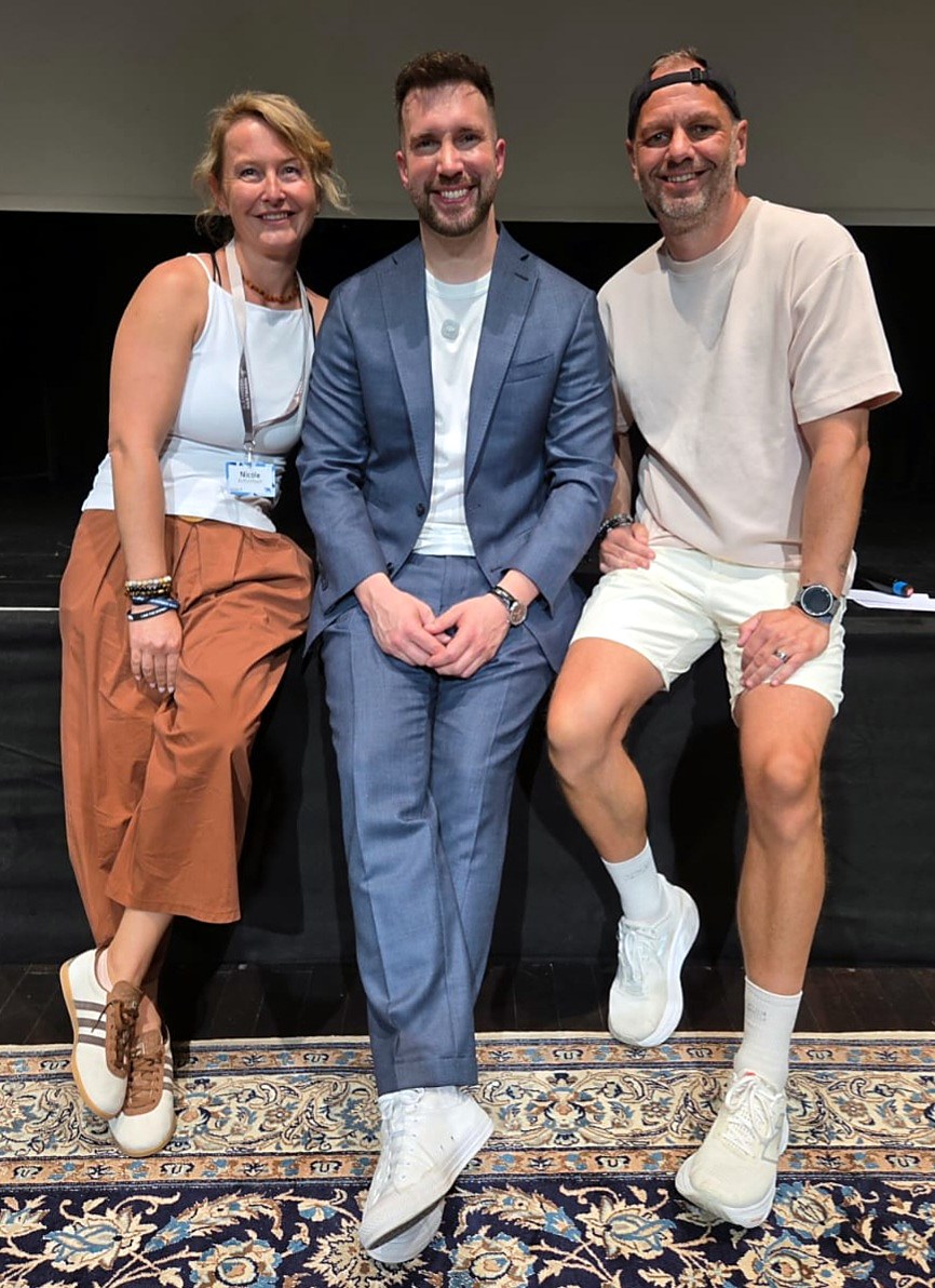 Nicole Butschbach, Alexander Hartmann und Ralf Hermann auf der Bühne nach der Hypnose-Ausbildung